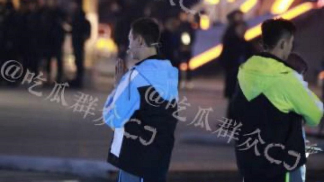 高以翔倒下後,港星陳偉霆在旁雙手合十非常擔心。(圖/翻攝自吃瓜群眾CJ微博)