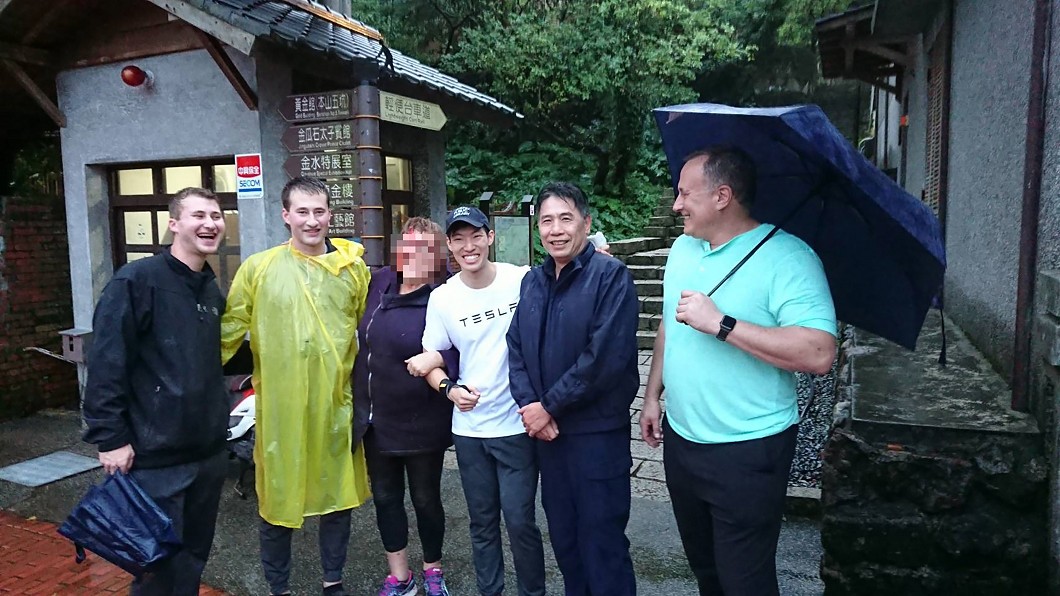 美籍遊客金瓜石跌落邊坡 瑞芳警冒雨救援