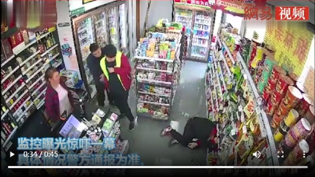 男子被剪刀刺中太陽穴,痛得倒地 (圖/翻攝自網易)
