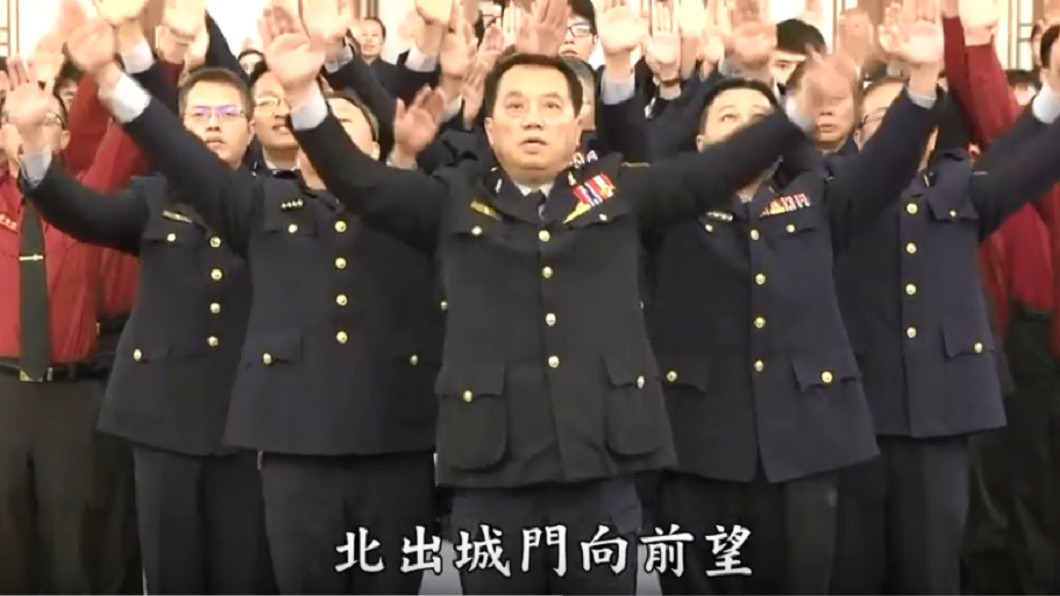 最中間帶頭的警官遭起底。圖／翻攝自YouTube