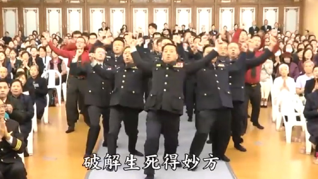 警官手舞足蹈宣揚佛法，十分滑稽。圖／翻攝自YouTube
