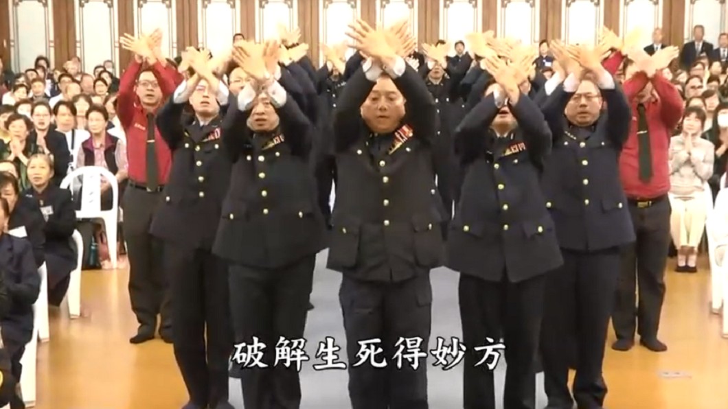 高階警官「宣揚佛法」 穿制服跳舞惹爭議