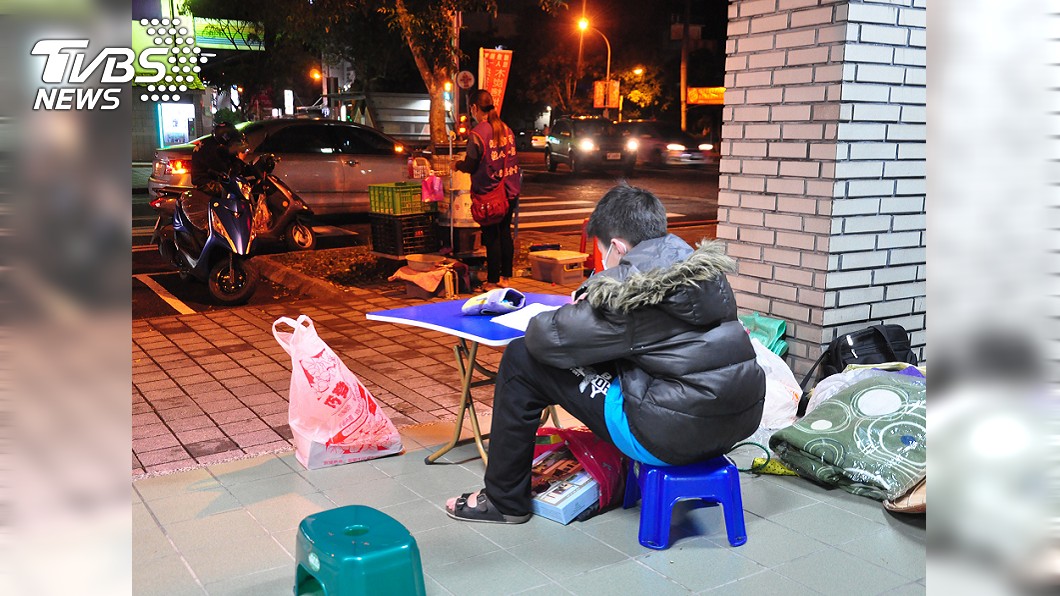 單親媽窮到剩7元 男童借光夜讀陪賣烤地瓜