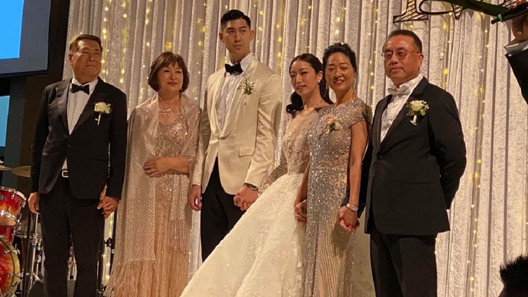丁守中擔任羅雯證婚人。圖/翻攝自丁守中粉絲團