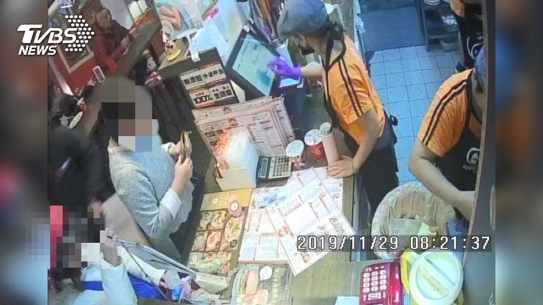 女顧客買早餐伸賊手　趁亂偷摸走店員手機