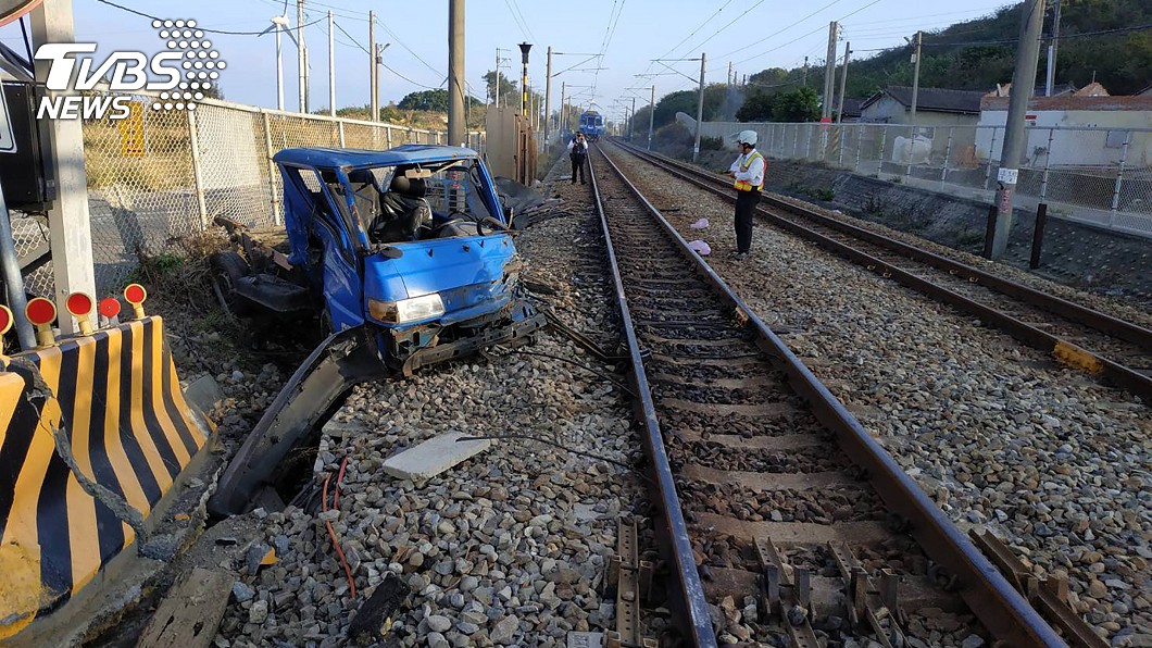 台鐵區間車撞擊小貨車 駕駛跳車逃生