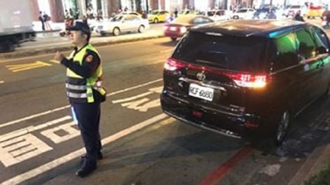 民眾拍下後立刻向員警檢舉,但對方的回應卻讓他傻眼。(圖/翻攝自臉書大台南交通違規臉書粉絲團)