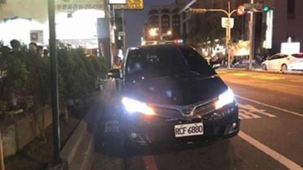 黃偉哲座車違停紅線被檢舉 警回「停一下沒關係」