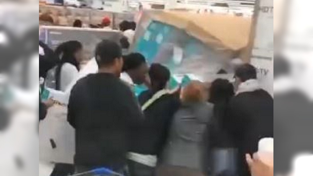 群眾扭打扯假髮! 黑色購物節美多處商場爆衝突