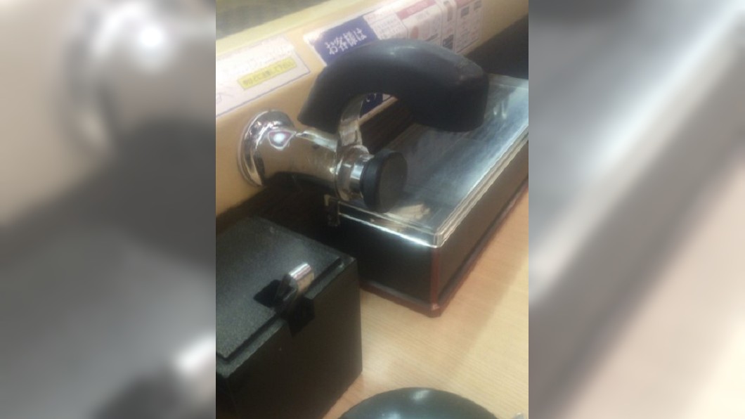 吃迴轉壽司!他見「黑色水龍頭」秒洗手 下場超慘…