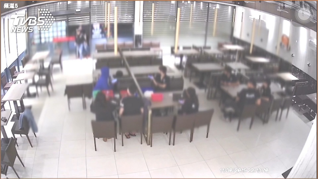 無視店內眾多員工! 10人持棍棒狠毆1男