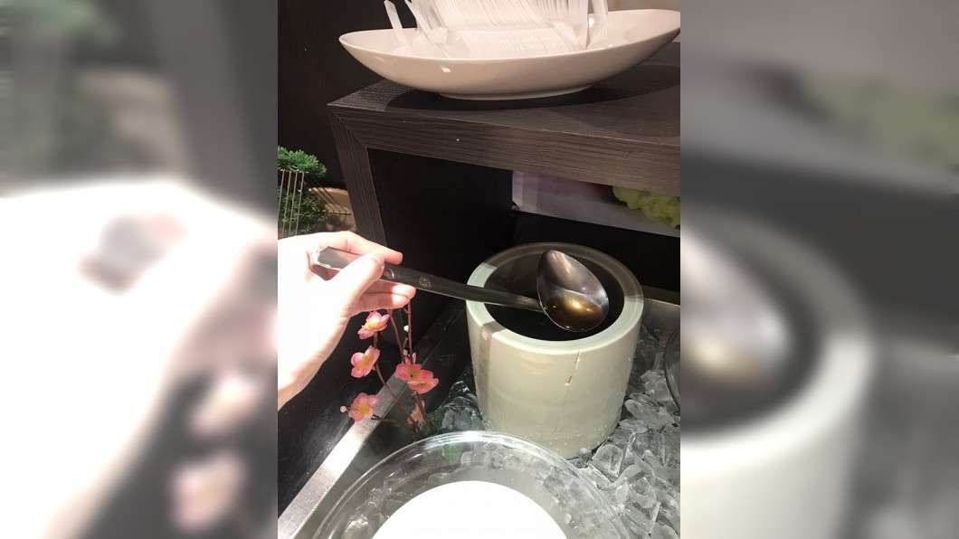 這款湯匙也對左撇子超不友善。(圖/翻攝自Dcard)