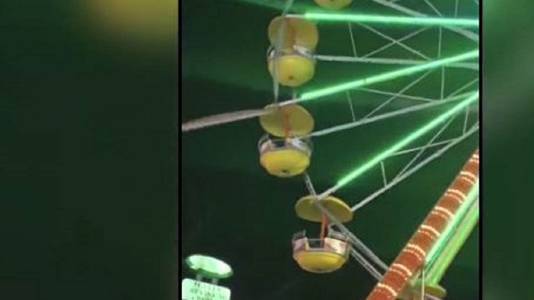 摩天輪巨大金屬條高空墜! 遊客抱頭尖叫