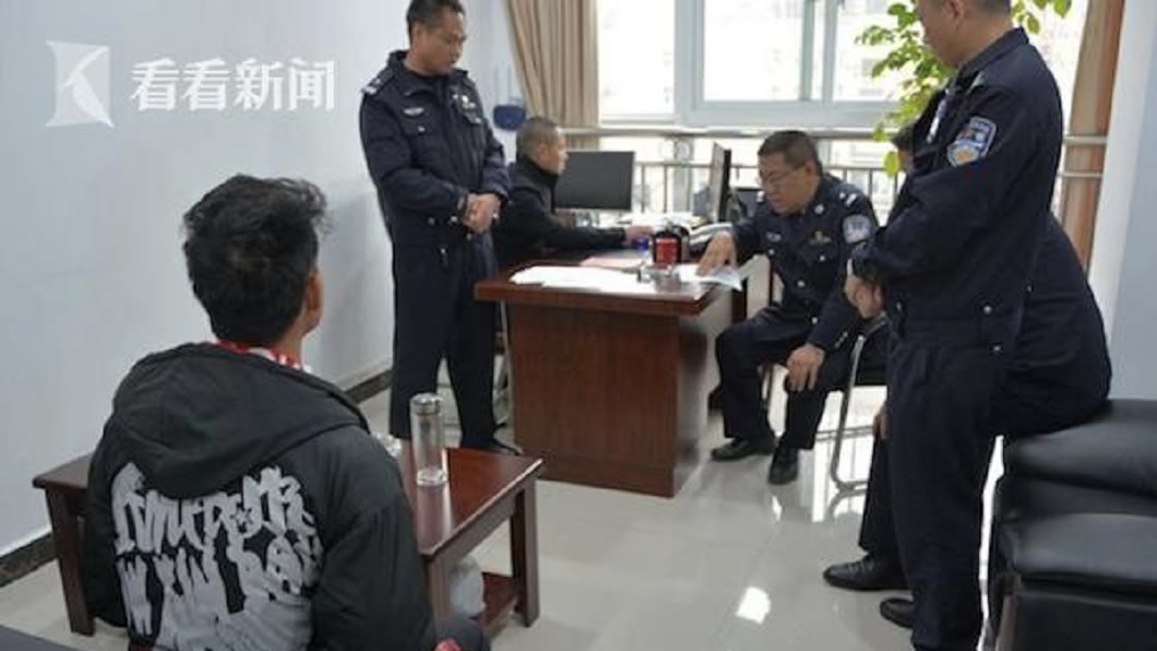 男子自拍影片分享上網還嗆交警,警方傳喚他到案。(圖/翻攝自陸網)