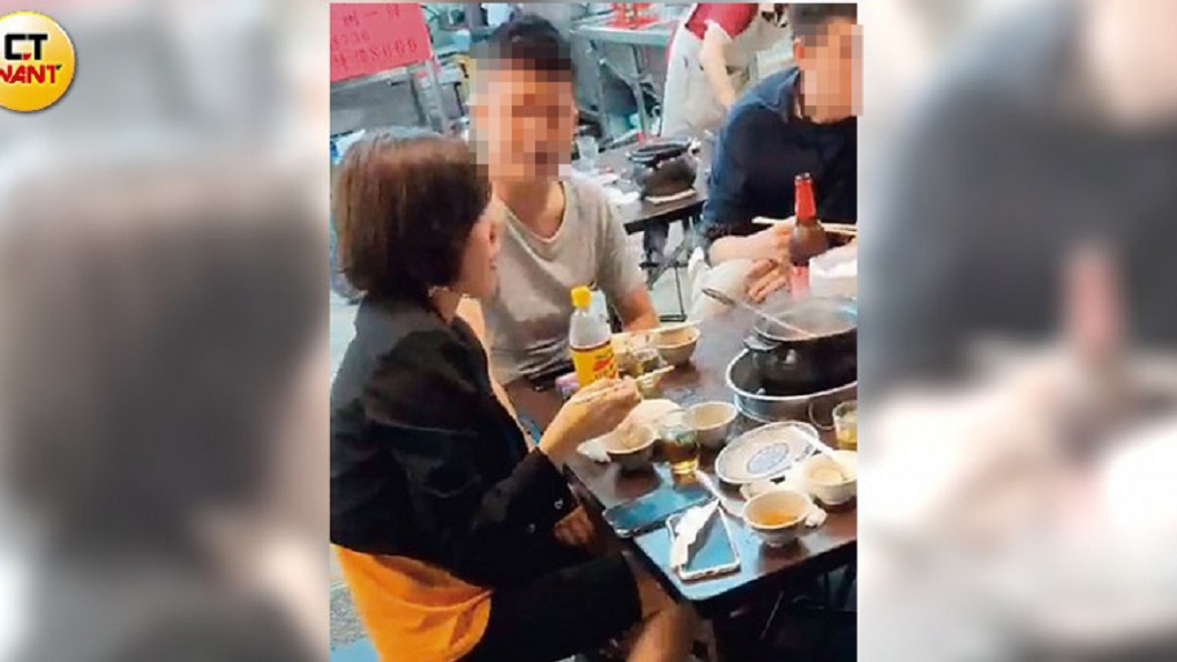 用餐期間,灰衣男數度深情款款地盯著楊晨熙。圖/CTWANT授權使用