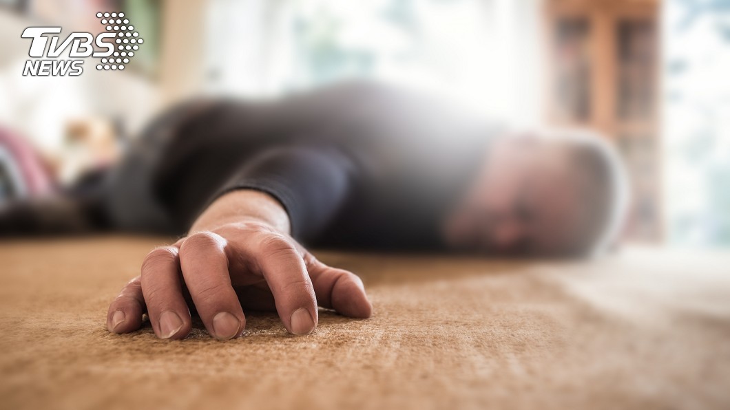 壯年暖警不菸酒 當愛妻面前趴桌猝死