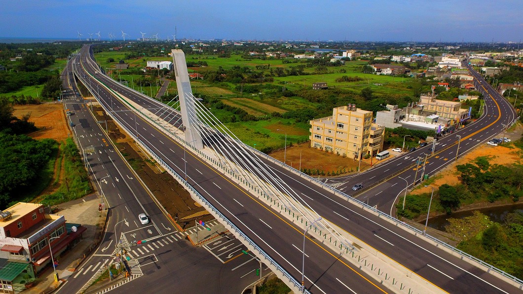 台灣十大最美公路，台61線永安漁港脊背橋，獲第二。圖／翻攝自公路總局網站