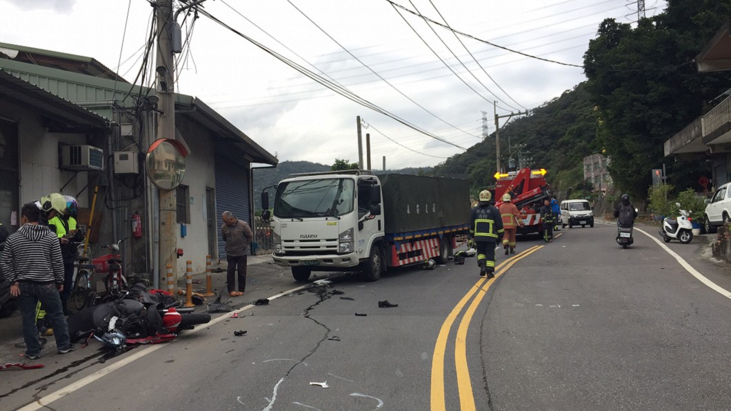 泰山區黃牌重機撞貨車事故　騎士傷重不治