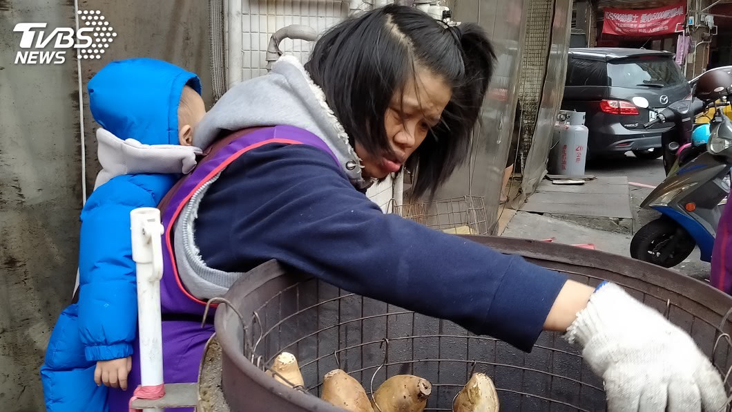單親媽背幼兒賣地瓜　努力賺錢爭取女兒回到身邊