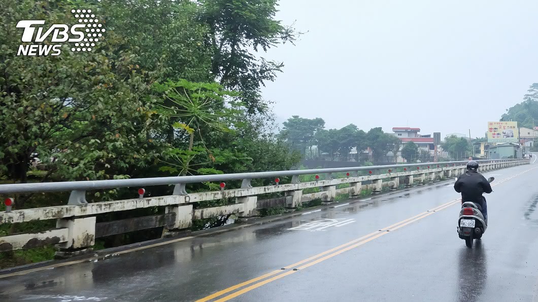 朋友買新車狂炫耀!他路上巧遇「巴安全帽」…結局超展開