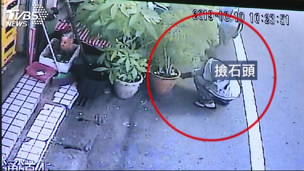 男子被拍到在行兇前蹲下撿拾石塊。(圖/TVBS)