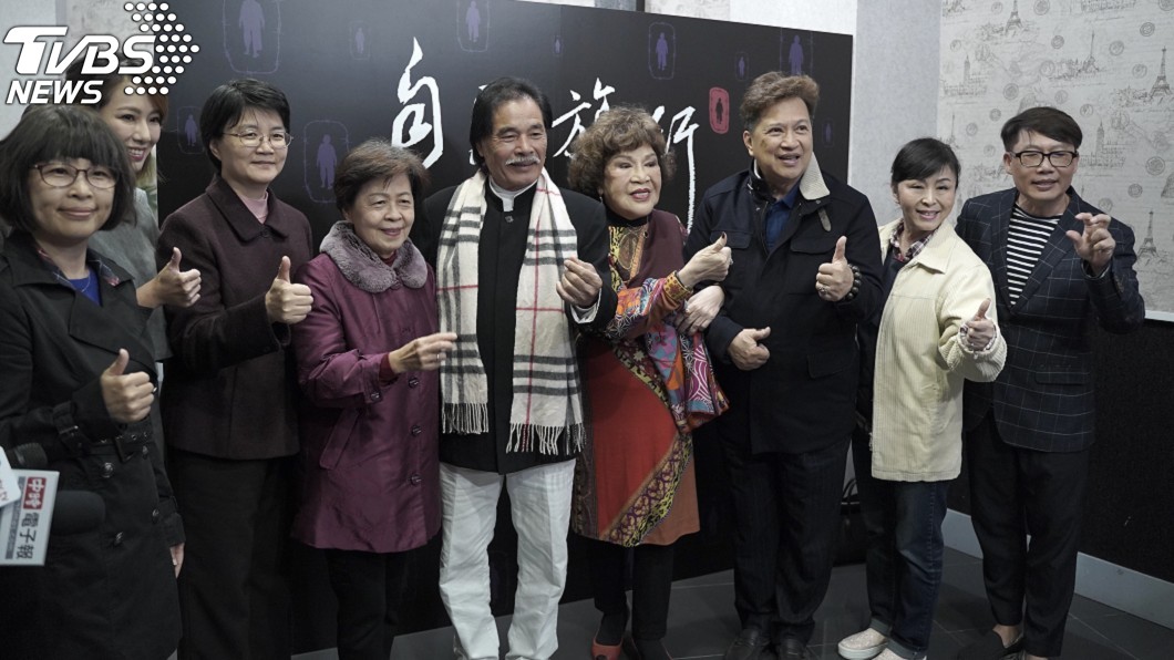 雷洪4日(圖左5)出席公益電影活動。(圖/財團法人佛教蓮花基金會提供)