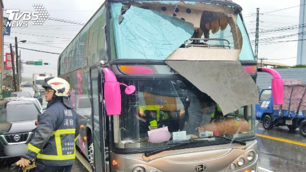 遊覽車撞上限高桿　12名乘客受傷就醫
