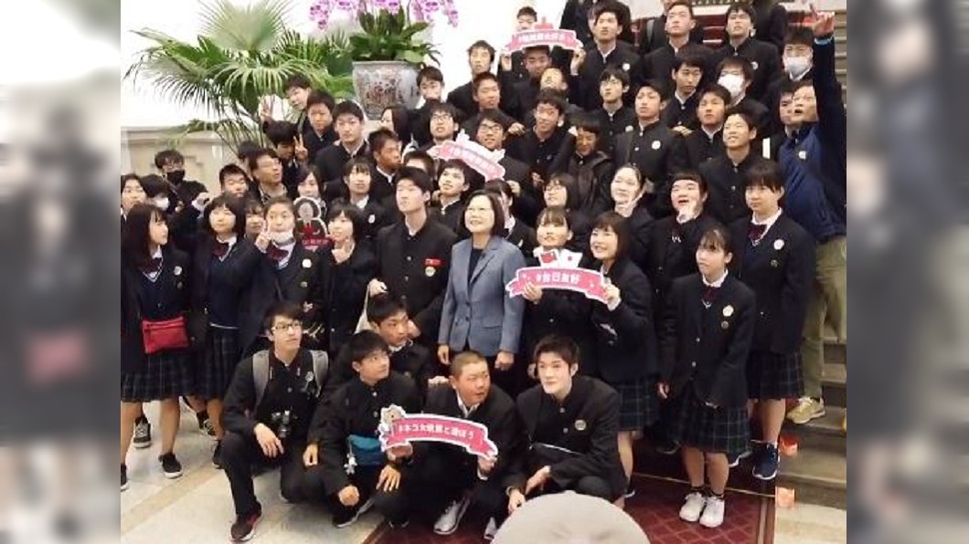 日高中生訪總統府 小英現身問「喝珍奶沒?」