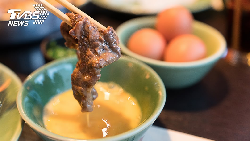 肉沾「沙茶+生蛋黃」!台北人嫌不衛生 南部網友全戰翻