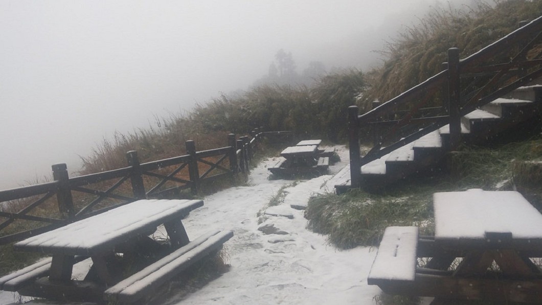 今年入冬首降雪! 雪山三六九山莊銀白世界