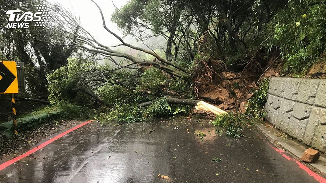 陽明山百拉卡公路土石崩塌 警籲改道行駛