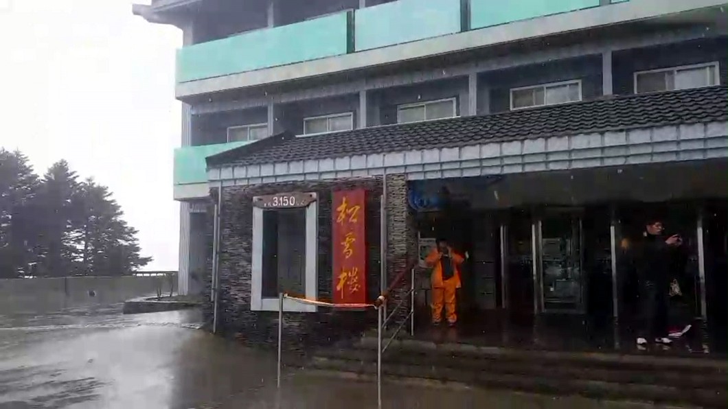 合歡山終於降冰霰! 追雪族好開心