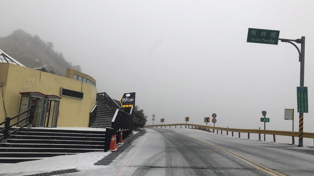 合歡山午後終降初雪　台14甲線晚上7時起預警封閉