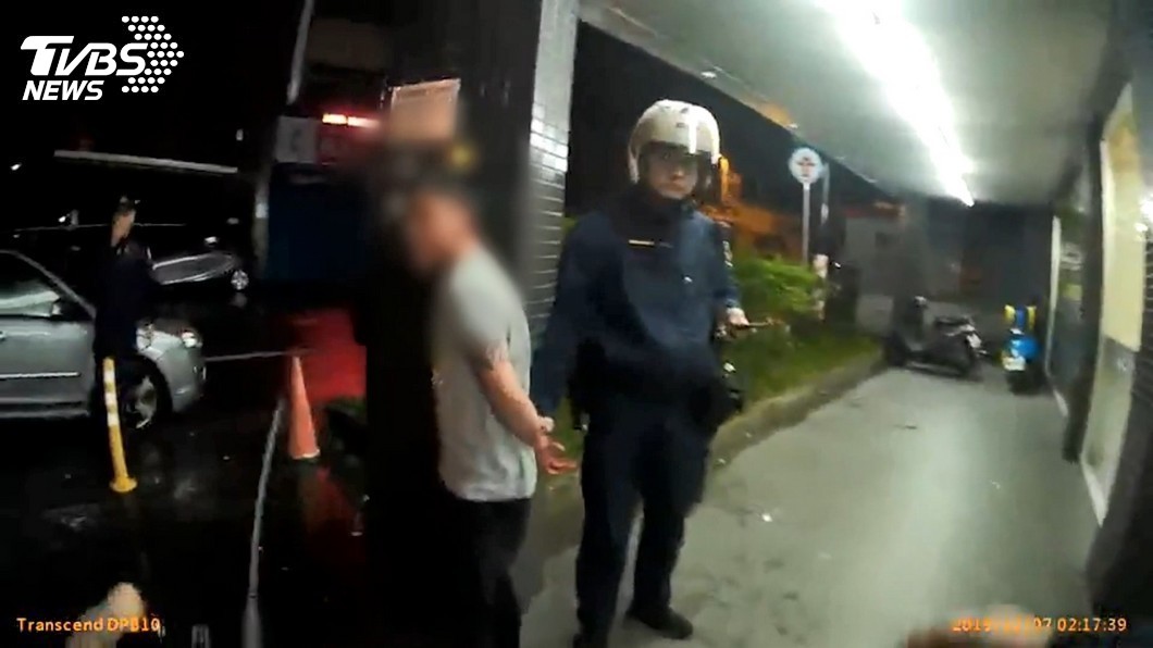 懷疑妻出軌!莽男持刀砍殺 情敵倒臥血泊