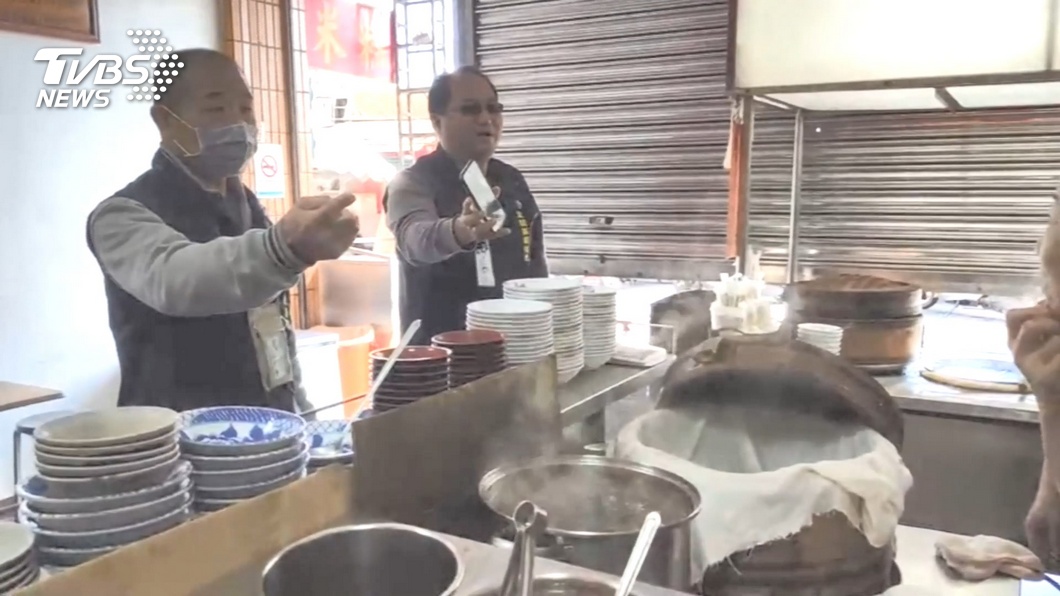 宜蘭知名米糕店偷倒廚餘入漁港 縣府依法開罰