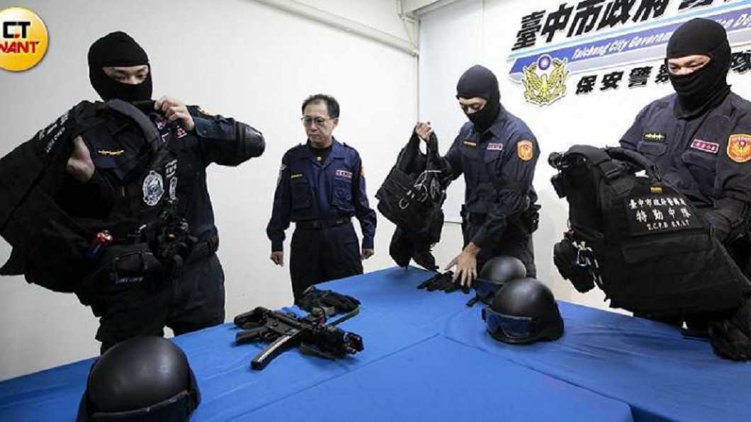 特勤勤務結束，吳慎昌總不忘叮嚀同仁要跟家人報平安。（圖／CTWANT授權）