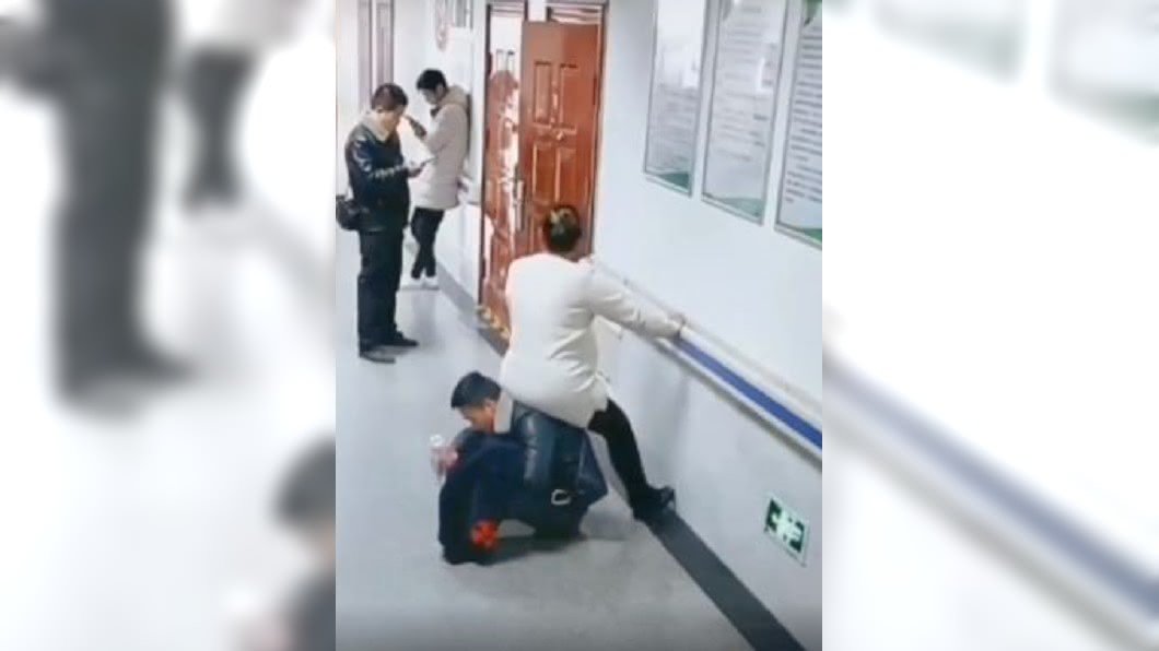 沒人讓座給孕妻 暖夫坐地當「人肉座椅」影曝光