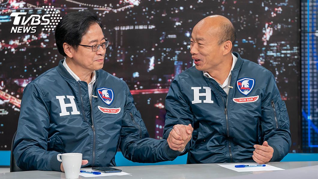 TVBS 《少康戰情室》韓國瑜與張善政於節目中再度攜手合唱改編的《採紅菱》。(圖/TVBS)