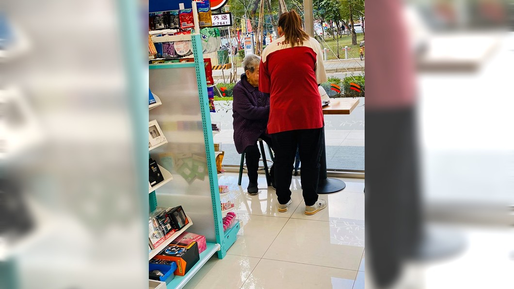 超商女店員對待老人與小孩都超級貼心。圖／翻攝自爆廢公社