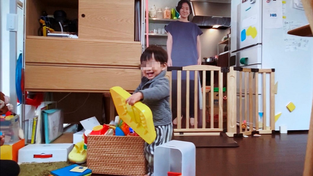 兒看不到媽就狂哭!日夫妻做「紙板媽媽」 效果超驚人