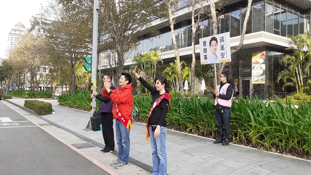 選舉倒數衝刺! 蔣萬安偕妻站路口拜票爭取支持
