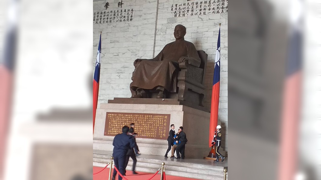 台灣國成員闖中正紀念堂丟紅墨水 警依法送辦