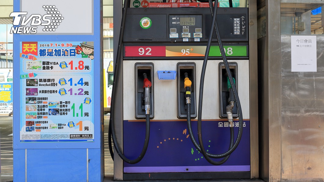 騎機車喊「95加滿」…打開錢包超糗 眾人全笑歪