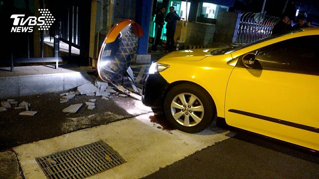 快訊/計程車猛撞國防部6號門 運將送醫命危