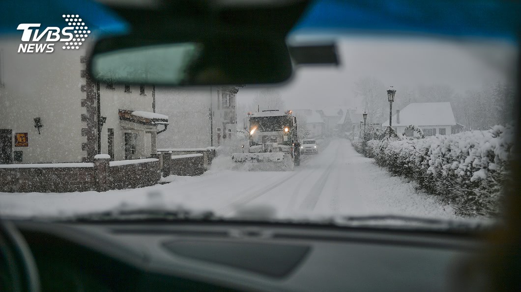 50輛車追撞成一團！　美公路下暴雪駕駛全剎不住