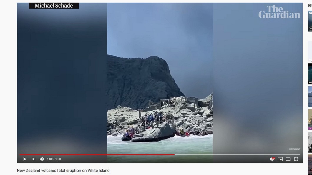 在海邊等待救援的受困民眾(圖/翻攝自衛報)