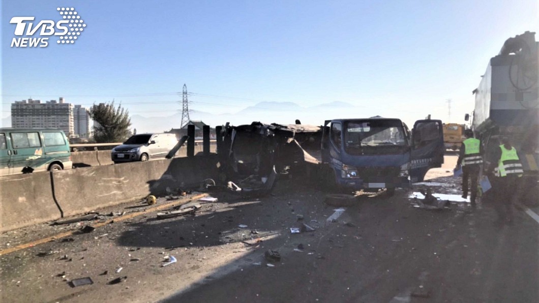 大貨車變換車道引發7車連環撞　6人輕傷送醫