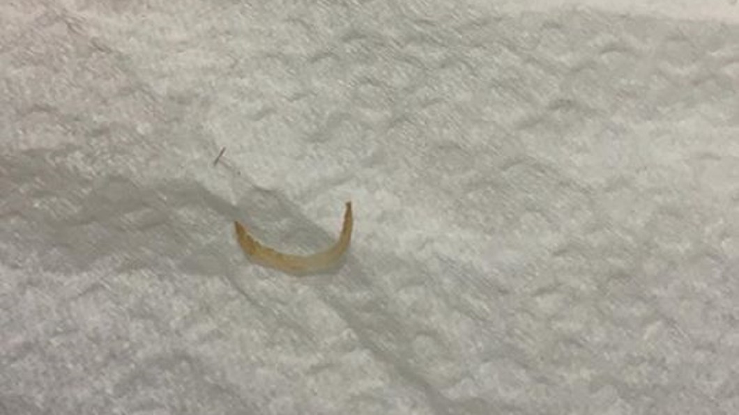 原PO喝奶茶吸出指甲。圖/翻攝自爆怨公社