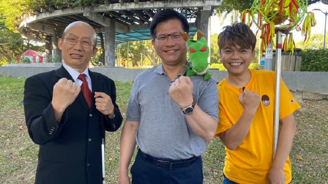 郭子乾(圖左)模仿行政院長蘇貞昌，合體交通部長林佳龍(中)及網紅蔡阿嘎。(圖／翻攝自郭子乾臉書)