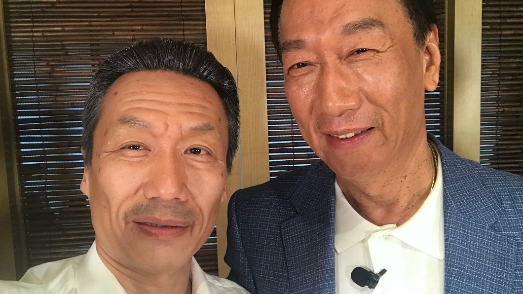 郭子乾(圖左)模仿鴻海集團創辦人郭台銘。(圖／翻攝自郭子乾臉書)